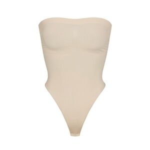 SKIMS SEAMLESS STRAPLESS THONG BODYSUIT NO STRAPS SAND SMALL